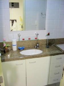 un bancone del bagno con lavandino e specchio di Boa Viagem Beach Flat apt 304 a Recife