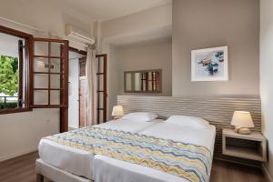Posteľ alebo postele v izbe v ubytovaní Alianthos Suites