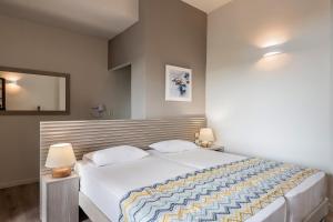 Posteľ alebo postele v izbe v ubytovaní Alianthos Suites