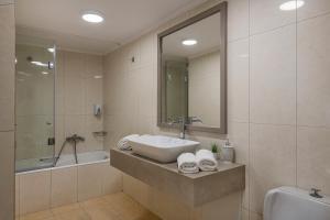 Kúpeľňa v ubytovaní Alianthos Suites