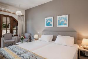 Posteľ alebo postele v izbe v ubytovaní Alianthos Suites