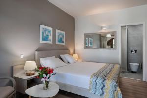 Posteľ alebo postele v izbe v ubytovaní Alianthos Suites