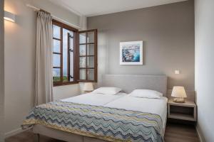 Posteľ alebo postele v izbe v ubytovaní Alianthos Suites