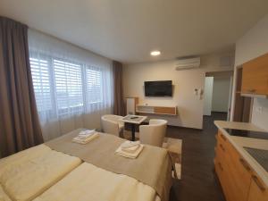 pokój hotelowy z łóżkiem i stołem z krzesłami w obiekcie Apartments 461 w mieście Modřice