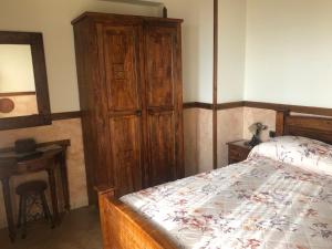 una camera con letto e armadio in legno di Agriturismo La Baita ad Agerola