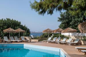 Bazén v ubytovaní Alianthos Suites alebo v jeho blízkosti