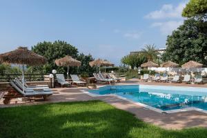 Bazén v ubytovaní Alianthos Suites alebo v jeho blízkosti