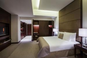 Postel nebo postele na pokoji v ubytování Bab Al Qasr Hotel