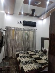 Säng eller sängar i ett rum på Shiv Shankar Guest House