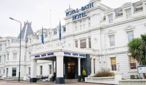 un bâtiment blanc avec un panneau indiquant l'hôtel royal dans l'établissement Royal Bath Hotel & Spa Bournemouth, à Bournemouth