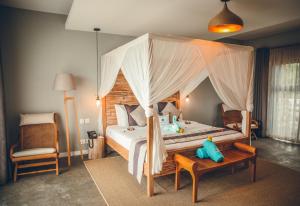 Tempat tidur dalam kamar di Hotel Chalets Chamarel