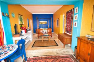 sala de estar con paredes azules y amarillas en Pascal's of Napier, en Napier