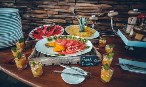Makanan di atau di tempat lain dekat hotel