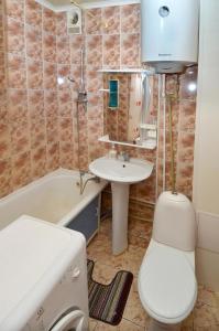 uma casa de banho com um WC, um lavatório e uma banheira em 1 комнатные апартаменты на Садуакасова 24 em Kokshetau