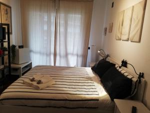 1 dormitorio con 1 cama con 2 toallas en Leonardo Rome Holidays, en Fiumicino