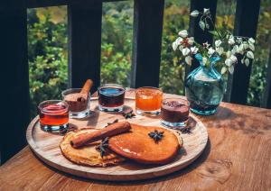 Makanan di atau di tempat lain dekat hotel