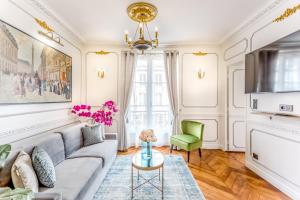 a living room with a couch and a tv at Luxury 2 Bedroom 2,5 Bathroom - Louvre & Notre Dame in Paris