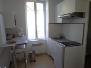 a small kitchen with a sink and a window at Appartement d'Hôtes in Guéret