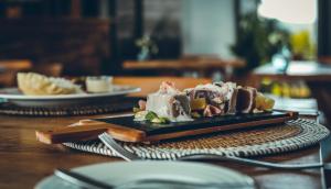 Makanan di atau di tempat lain dekat hotel