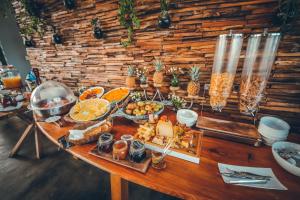 Makanan di atau di tempat lain dekat hotel