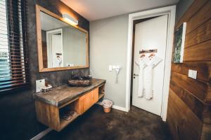 Kamar mandi di Hotel Chalets Chamarel