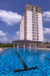 une grande piscine devant un immeuble dans l'établissement 3 Bedroom Apartment Close to Galle and Beaches, à Galle