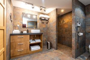 La salle de bains est pourvue d'un lavabo et d'une douche. dans l'établissement THE ADDRESS CASSIS, à Cassis