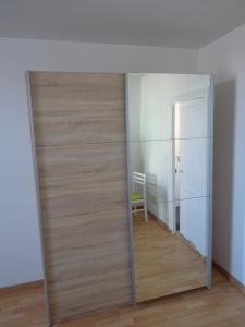 eine Schiebetür mit einem Spiegel in einem Zimmer in der Unterkunft Appartement d'Hôtes in Guéret