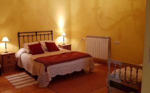 um quarto com uma cama e duas lâmpadas e um radiador em Vivienda Vacacional Casa Abuela Herminia em Colunga