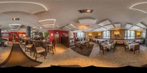 a restaurant with tables and chairs and a bar at Hotel Restaurant Alter Hof in Hofheim am Taunus