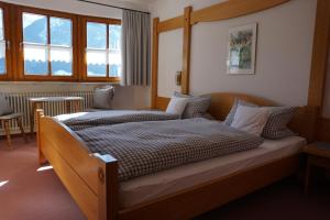 Tempat tidur dalam kamar di Landhaus Via Decia - Bad Hindelang PLUS Partner