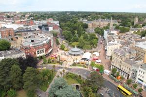 uma vista aérea de uma cidade com uma rua em Britannia Bournemouth Hotel em Bournemouth