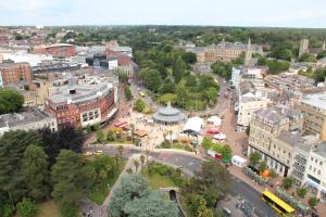 una vista aérea de una ciudad con una calle en Britannia Bournemouth Hotel, en Bournemouth