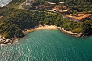 uma vista aérea de uma praia no oceano em Colonna Park Hotel em Búzios