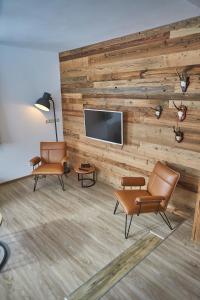 A television and/or entertainment centre at Glemm Lodge Apartments - JOKER CARD im Sommer inklusive