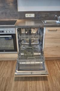 A kitchen or kitchenette at Glemm Lodge Apartments - JOKER CARD im Sommer inklusive