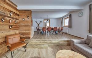 A seating area at Glemm Lodge Apartments - JOKER CARD im Sommer inklusive