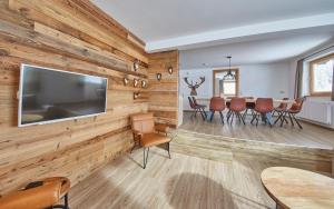 A television and/or entertainment centre at Glemm Lodge Apartments - JOKER CARD im Sommer inklusive