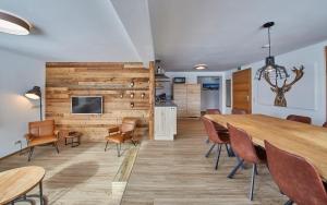 A television and/or entertainment centre at Glemm Lodge Apartments - JOKER CARD im Sommer inklusive