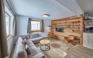 A kitchen or kitchenette at Glemm Lodge Apartments - JOKER CARD im Sommer inklusive