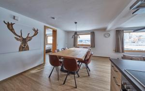 A kitchen or kitchenette at Glemm Lodge Apartments - JOKER CARD im Sommer inklusive
