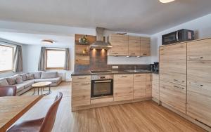 A kitchen or kitchenette at Glemm Lodge Apartments - JOKER CARD im Sommer inklusive