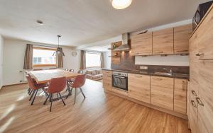 A kitchen or kitchenette at Glemm Lodge Apartments - JOKER CARD im Sommer inklusive