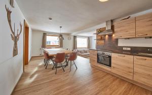 A kitchen or kitchenette at Glemm Lodge Apartments - JOKER CARD im Sommer inklusive