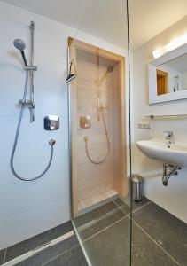 A bathroom at Glemm Lodge Apartments - JOKER CARD im Sommer inklusive