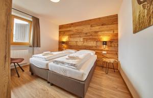 A bed or beds in a room at Glemm Lodge Apartments - JOKER CARD im Sommer inklusive
