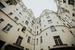 ワルシャワにあるGreen Wood Apartament Stara Ochotaの窓が多く見える高層ビル