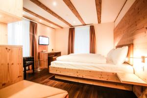 una camera da letto con un letto in una stanza di Gasthaus zur Waldegg a Lucerna