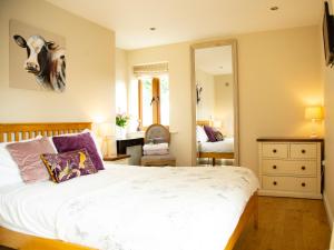 um quarto com uma cama com uma imagem de vaca na parede em Hillcroft Accommodation em Redhill