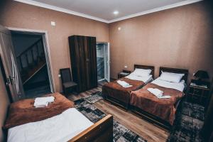 ein Hotelzimmer mit 2 Betten und Handtüchern darauf in der Unterkunft kutaisi Sunrise in Kutaissi